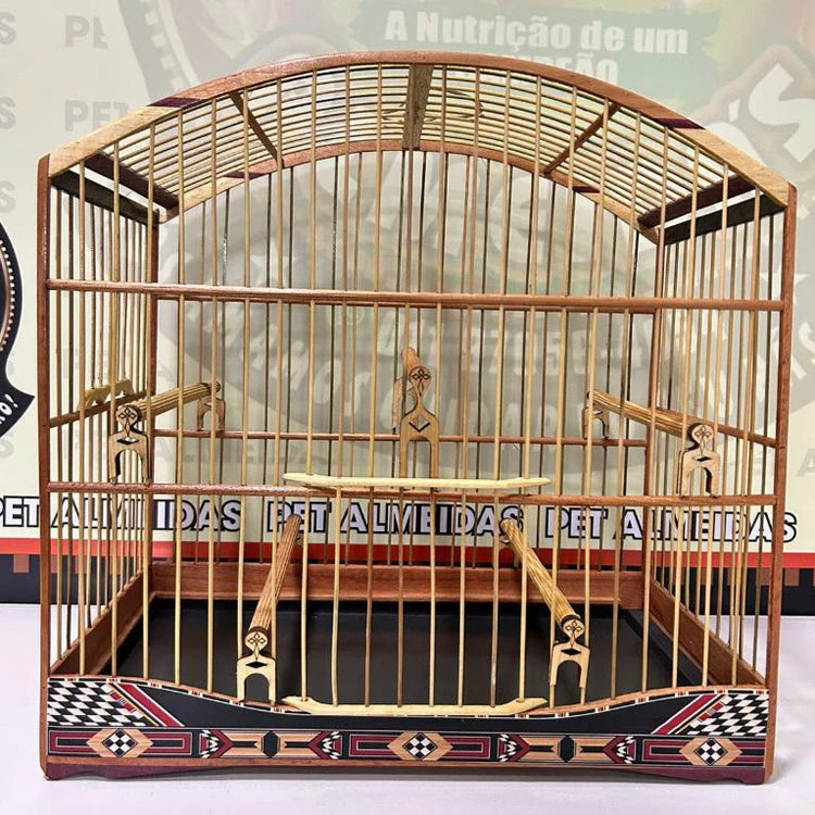 GAIOLA DE PASSEIO PARA TRINCA FERRO, COM MARCHETARIA EM FITA LARGA